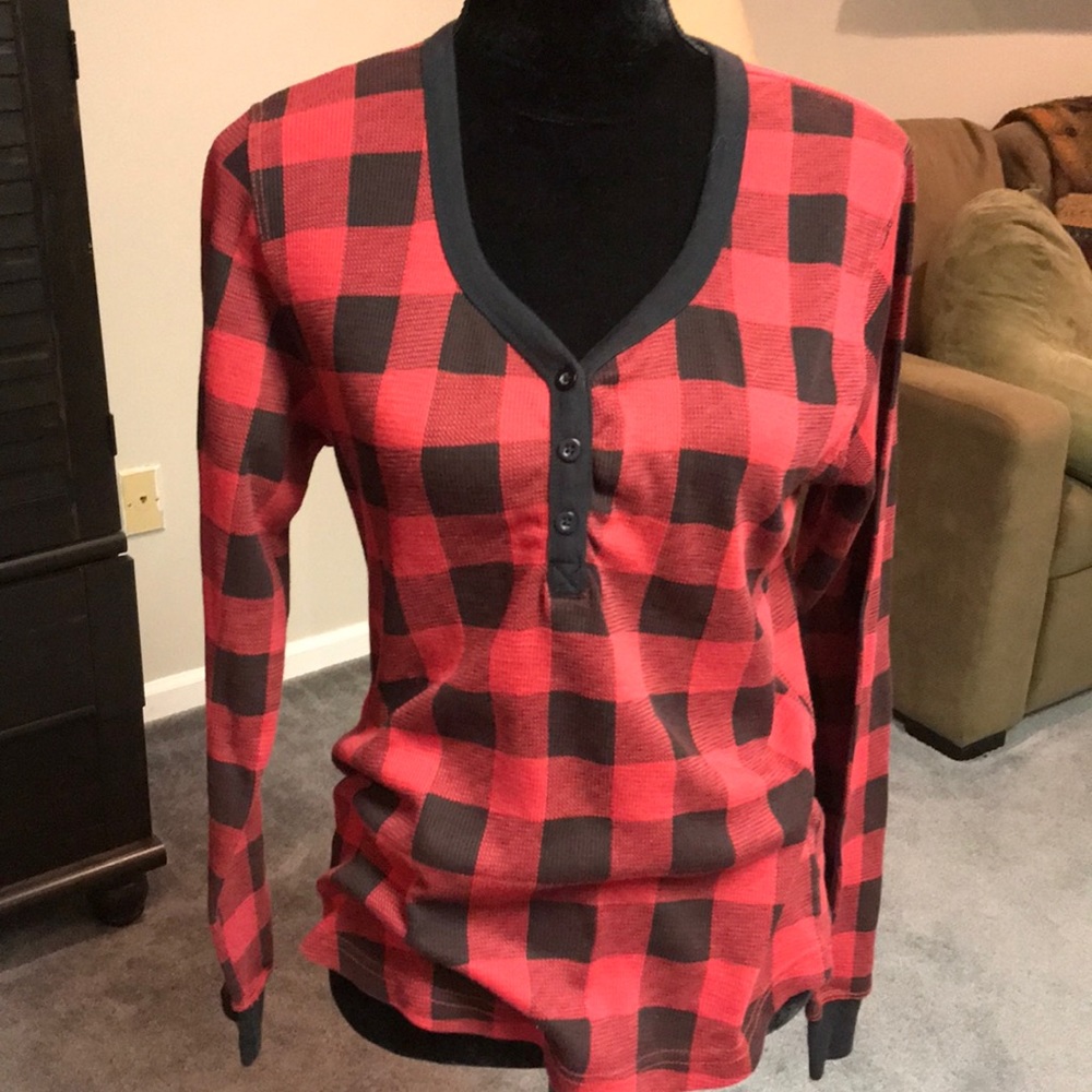 Followme thermal top.  Long sleeve. Buffalo print. Black and red.